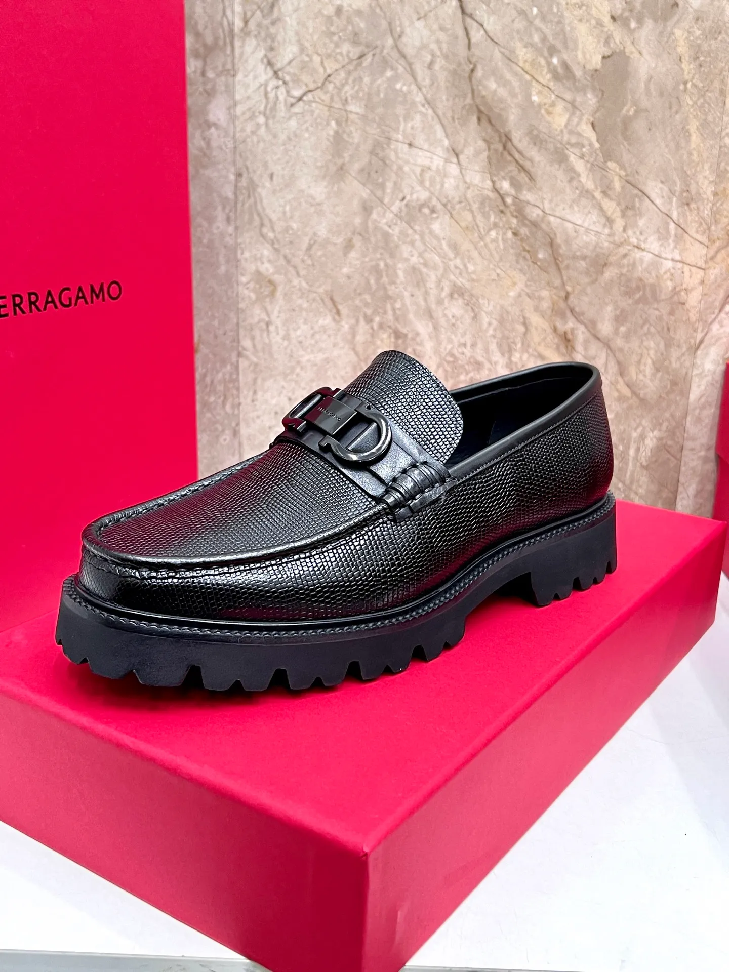 Original quality P580 Brand: Ferragamo Standard size: Men's size 38/44 (45.46 can be customized) Grade: Same style as the official website High-quality men's shoes Material: Customized first-layer calfskin with water-dyed cowhide lining Cowhide tiptoe Original non-slip and wear-resistant rubber outsole Style category: Men's formal business leather shoes are young and fashionable European and American trends British style Casual matching and comfortable feet Color: actual picture